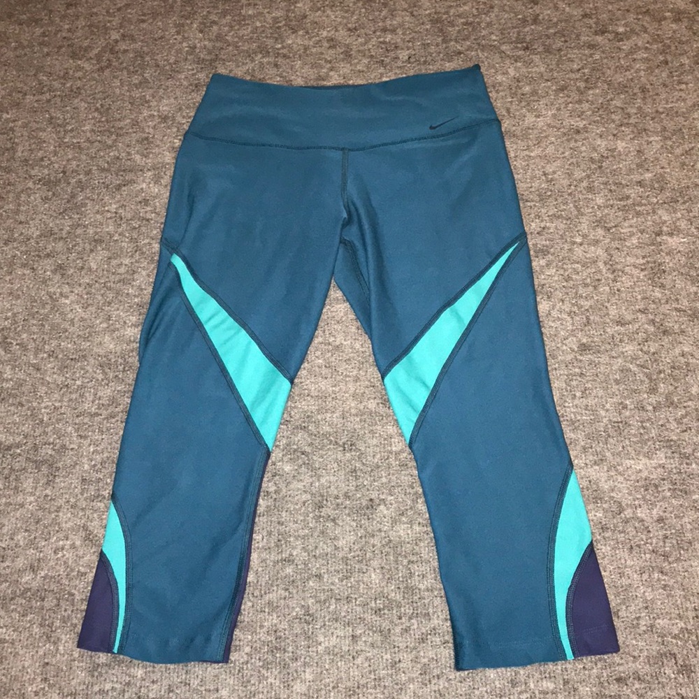 Women’s dri-fit capris size small